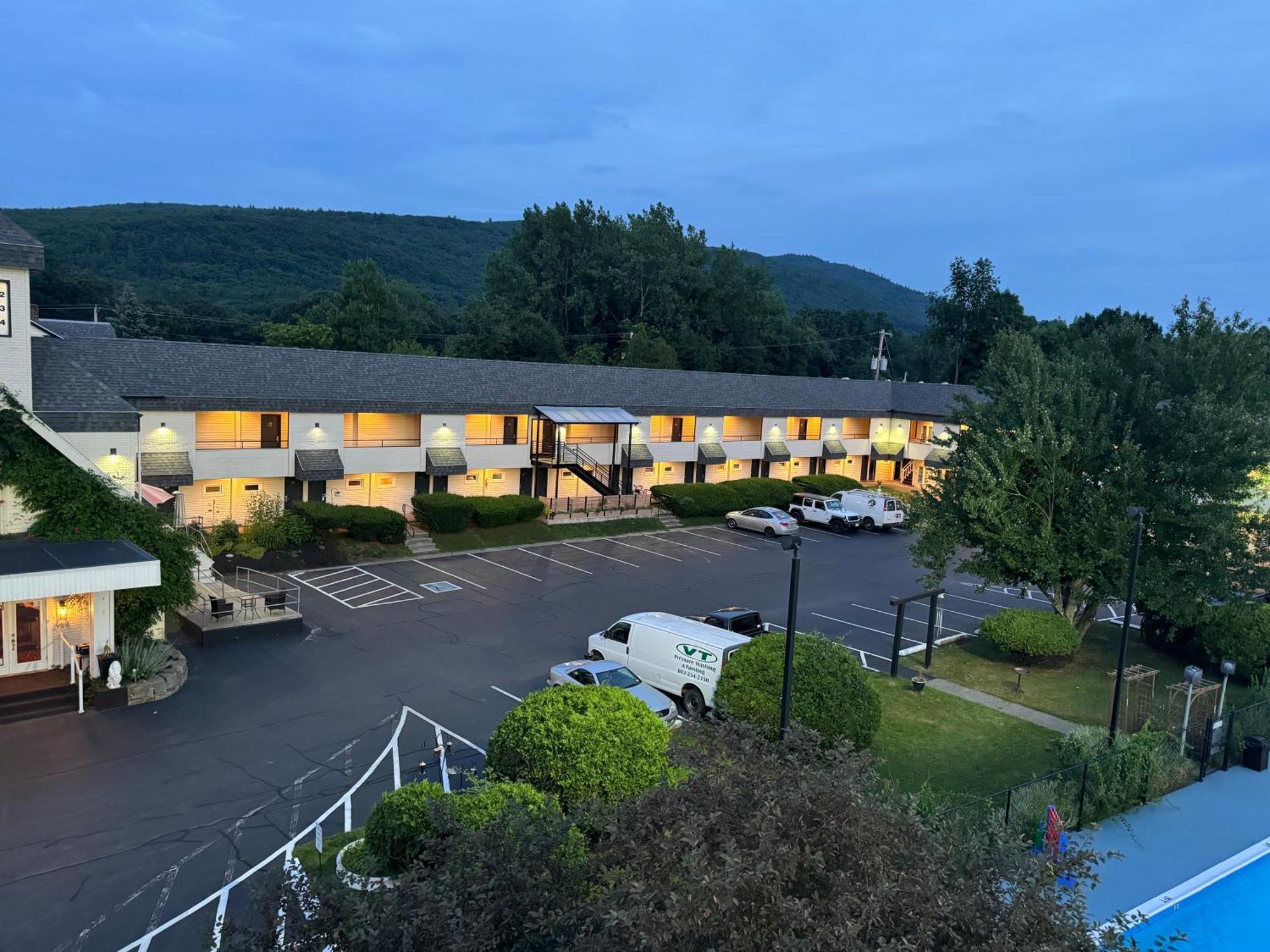 The Black Mountain Inn Браттлборо Екстер'єр фото